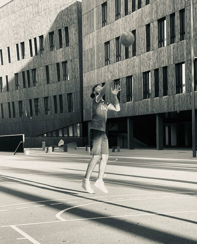 L’attribut alt de cette image est vide, son nom de fichier est unnamed-5-828x1024.jpg.